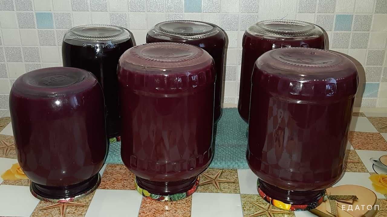 Концентрированный сок храним в стерилизованных банках.