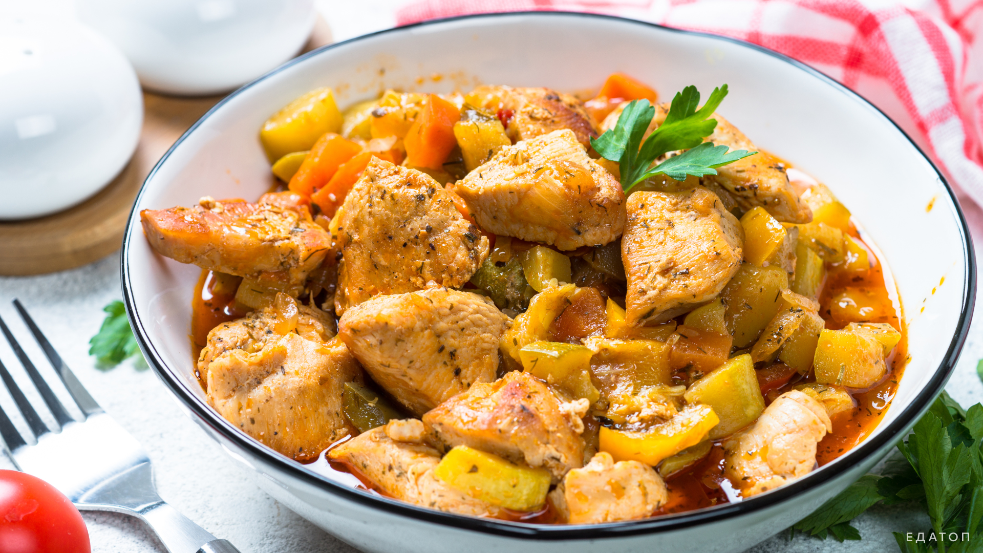 Тушеные овощи вкусные и питательные.