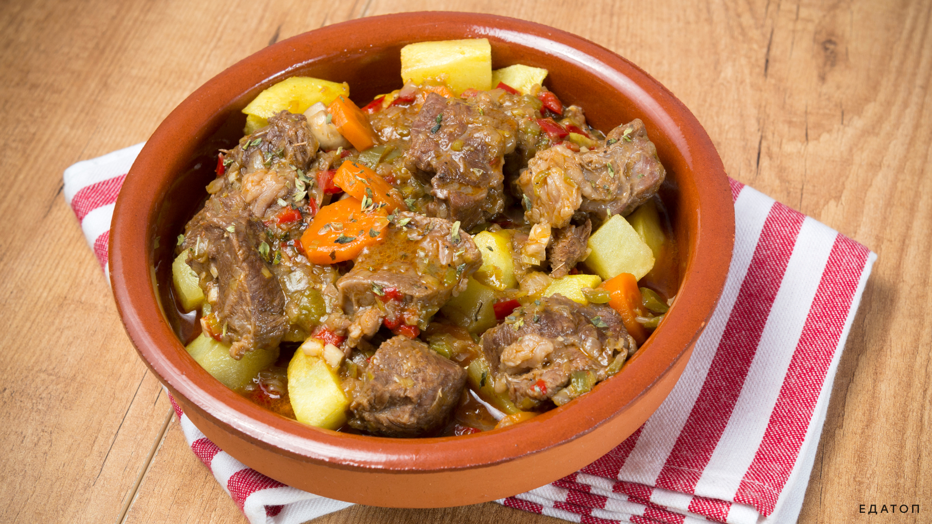 Тушеное мясо получается очень мягким.
