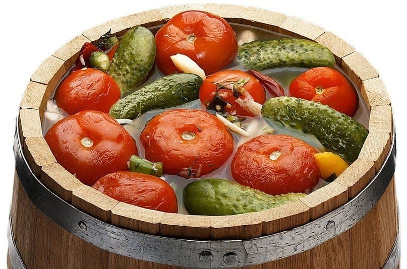 Засолка овощей в бочке придает им приятный вкус.