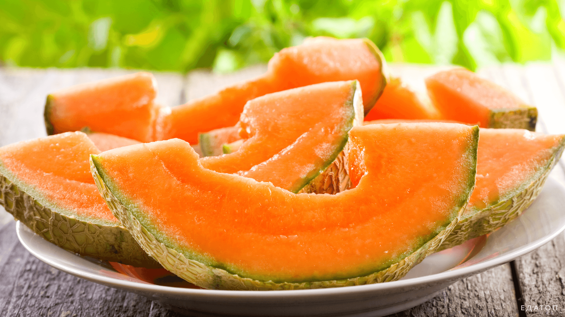 Дыня не только вкусна, но и полезна для здоровья человека.
