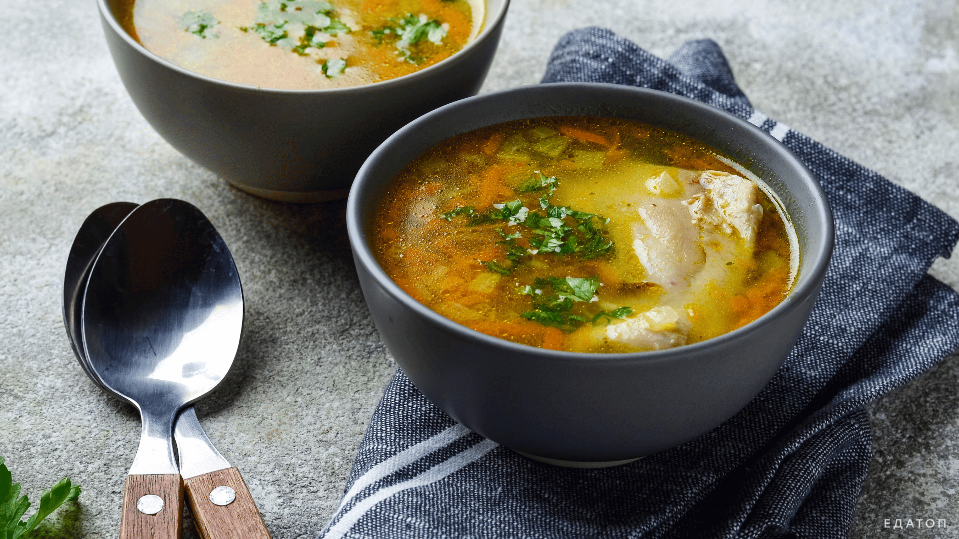На обед куриный суп с овощами.