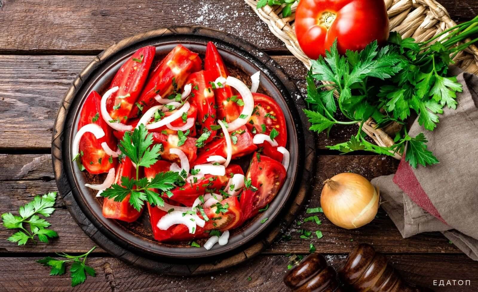 Салат с помидорами и зеленью - полезный и питательный.