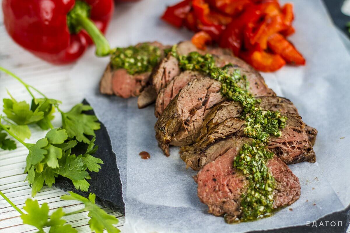 Зелень кинзы делает вкус мяса насыщенным и интересным.